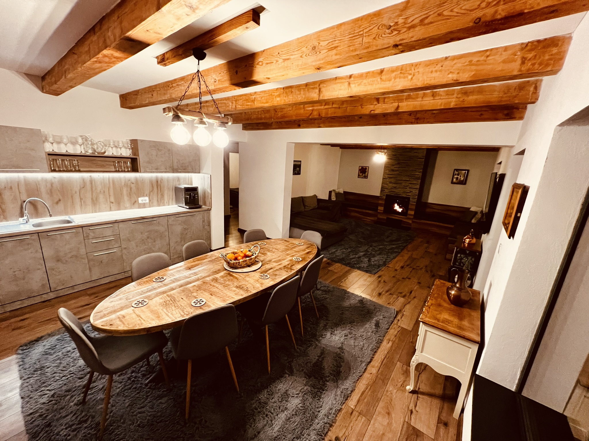 Living open-space cu șemineu, La Izvoare Retezat